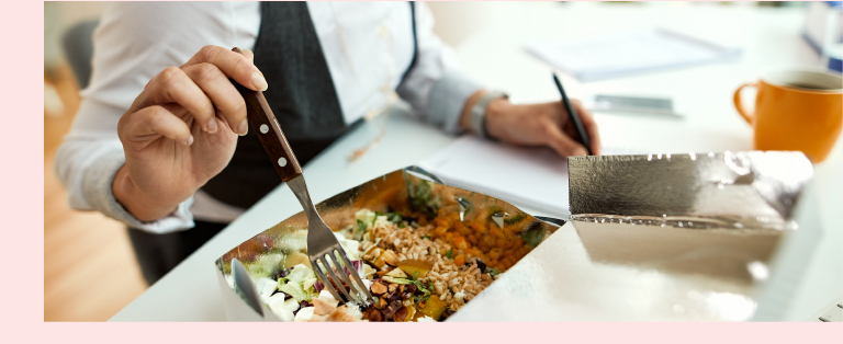 Repas bureau © Drazen Zigic - Freepik